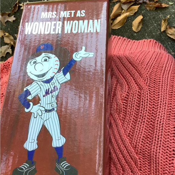 Mrs Mets as Wonder Woman Bobblehead - Picture 4 of 6